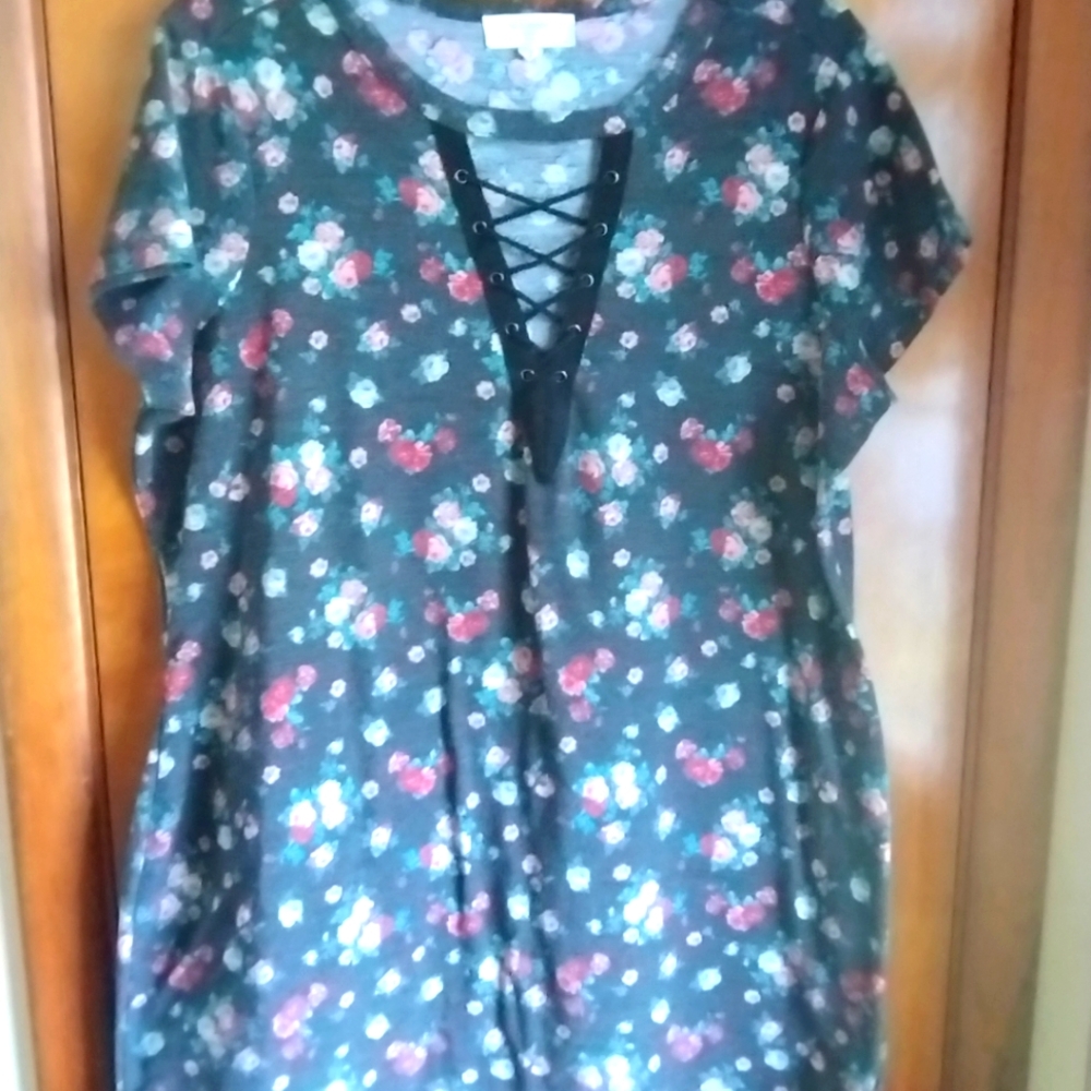 Ladies floral top size 1x